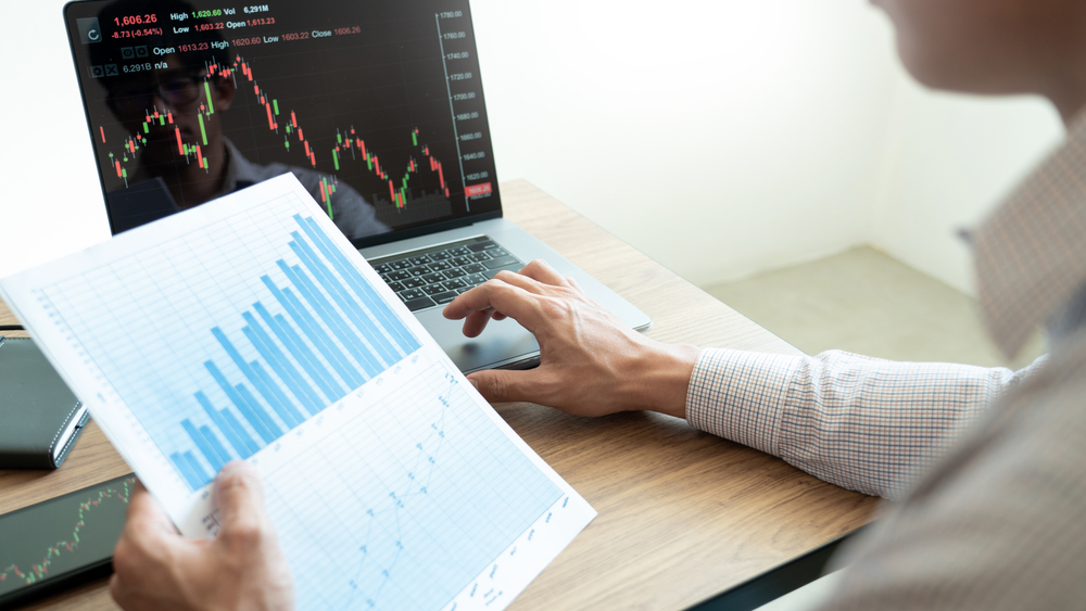 テクニカル vs ファンダメンタル分析: 2025年にForexトレーダーが使うべき手法